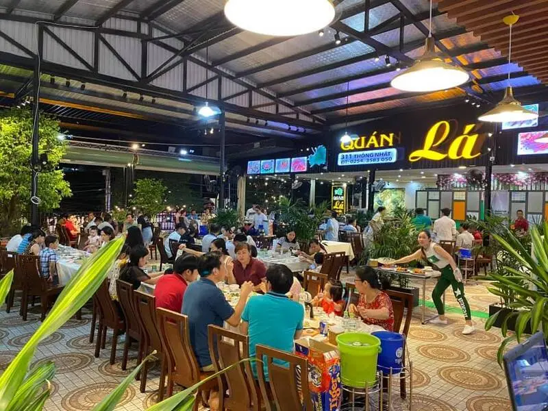 Review Qu&aacute;n L&aacute; Vũng T&agrave;u đủ m&oacute;n hải sản tươi sống từ biển 7