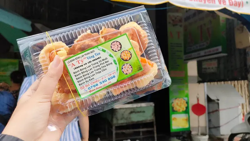 Thưởng thức b&aacute;nh b&ocirc;ng lan trứng muối Vũng T&agrave;u với vị mềm xốp, thơm ngon m&ugrave;i sữa 9