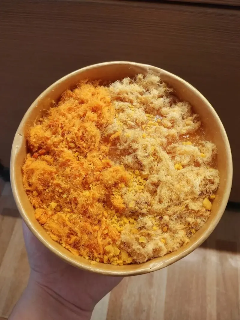 Thưởng thức b&aacute;nh b&ocirc;ng lan trứng muối Vũng T&agrave;u với vị mềm xốp, thơm ngon m&ugrave;i sữa 13