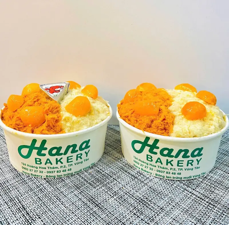 Thưởng thức b&aacute;nh b&ocirc;ng lan trứng muối Vũng T&agrave;u với vị mềm xốp, thơm ngon m&ugrave;i sữa 12