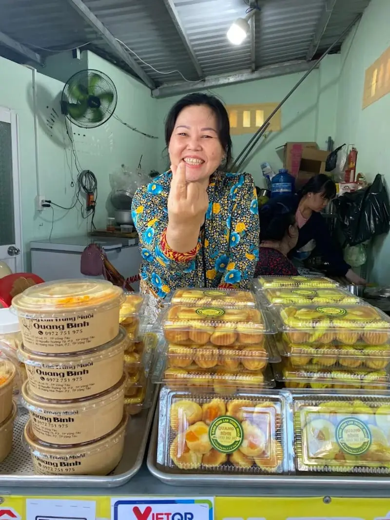 Thưởng thức b&aacute;nh b&ocirc;ng lan trứng muối Vũng T&agrave;u với vị mềm xốp, thơm ngon m&ugrave;i sữa 15