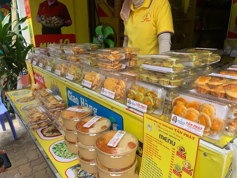 Thưởng thức b&aacute;nh b&ocirc;ng lan trứng muối Vũng T&agrave;u với vị mềm xốp, thơm ngon m&ugrave;i sữa 11
