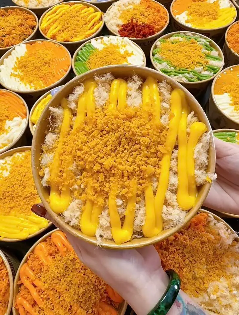 Thưởng thức b&aacute;nh b&ocirc;ng lan trứng muối Vũng T&agrave;u với vị mềm xốp, thơm ngon m&ugrave;i sữa 4
