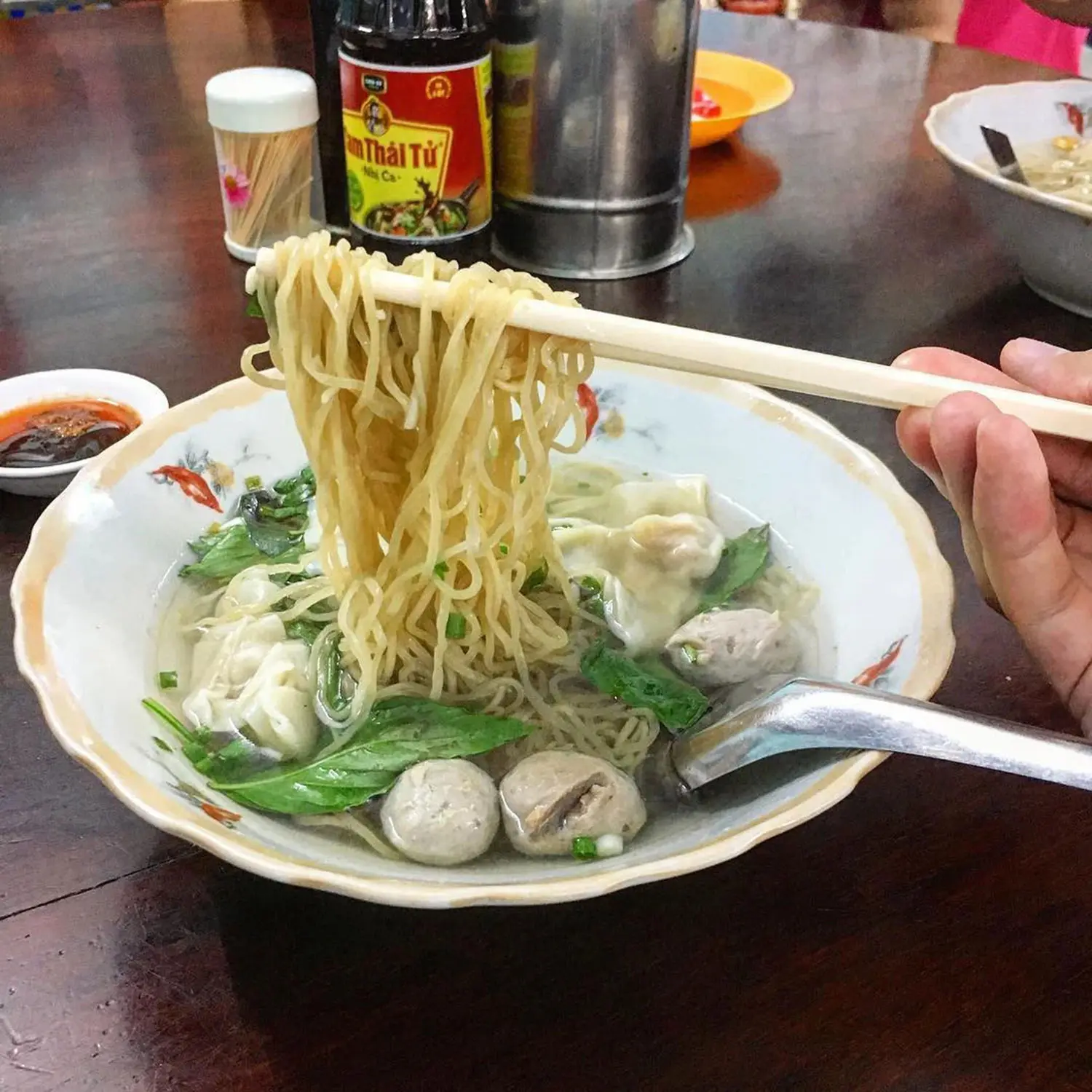 Múa mì của Haidilao mắc quá thì mình ghé qua ăn mì Thảy Vũng Tàu ngon bổ rẻ đi nè!