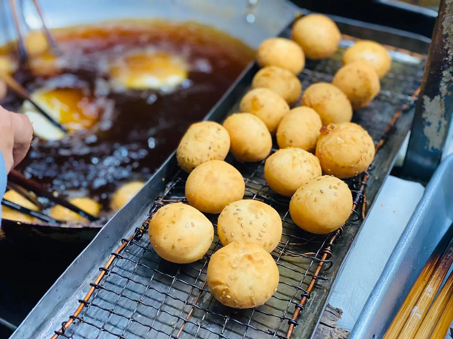 Quán bánh tiêu Vũng Tàu - Ăn miếng bánh thôi mà còn tùy theo duyên số, lạ à nhen!