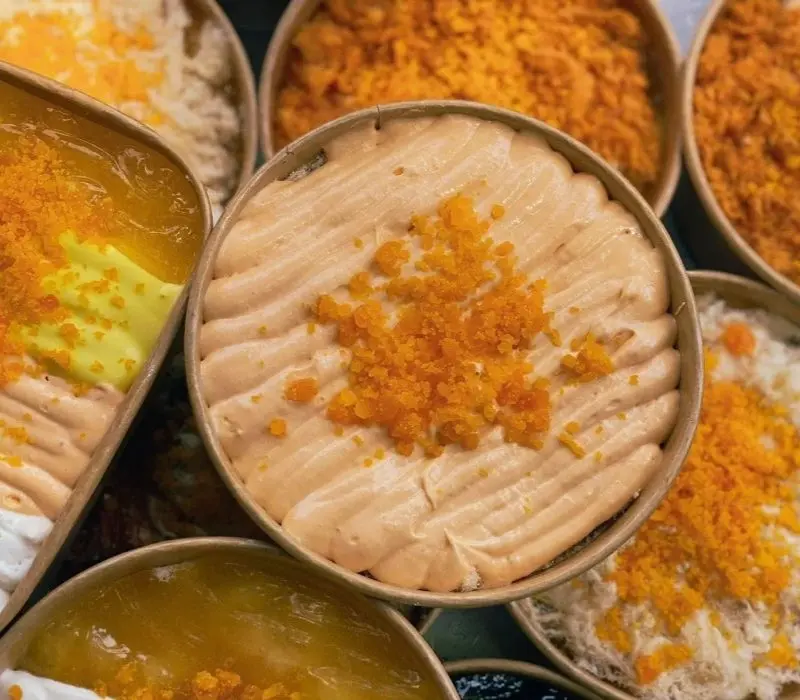Thưởng thức bánh bông lan trứng muối Vũng Tàu với vị mềm xốp, thơm ngon mùi sữa