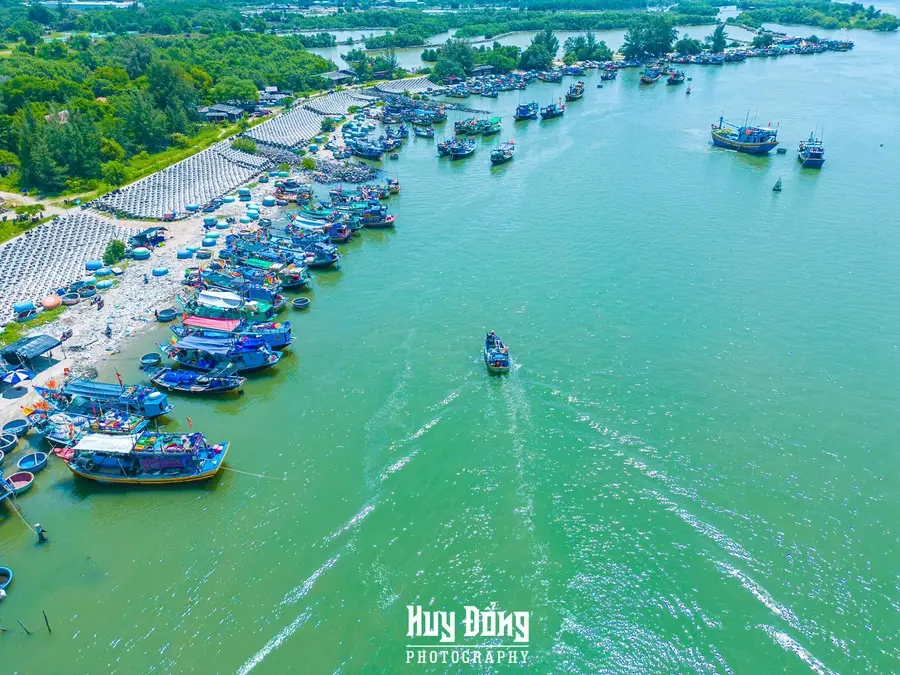 Cảng c&aacute; Lộc An, bức tranh nhịp sống đầy tất bậc giữa phố biển Vũng T&agrave;u 2