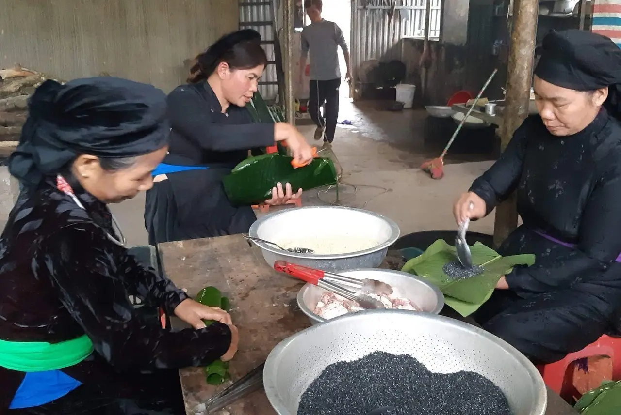 B&aacute;nh chưng đen Mường L&ograve; - Đặc sản nổi tiếng của d&acirc;n tộc người Th&aacute;i 6