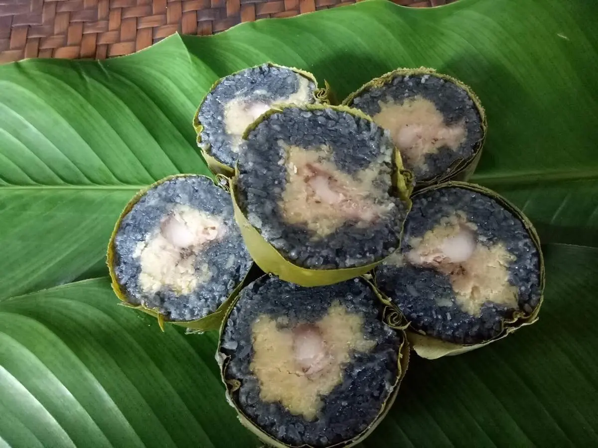 B&aacute;nh chưng đen Mường L&ograve; - Đặc sản nổi tiếng của d&acirc;n tộc người Th&aacute;i 8