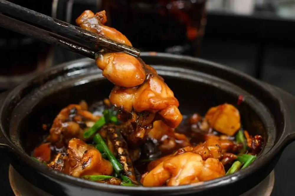 Qu&aacute;n Ni&ecirc;u Y&ecirc;n B&aacute;i &ndash; Ch&aacute;o Ếch Singapore ngon nức tiếng 3