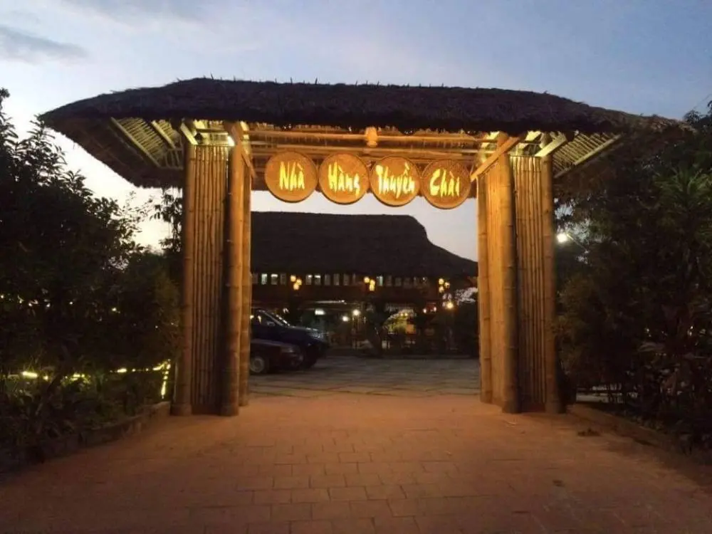 Vừa ăn vừa ngắm view s&ocirc;ng, sao lại kh&ocirc;ng với Nh&agrave; h&agrave;ng Thuyền Ch&agrave;i 2