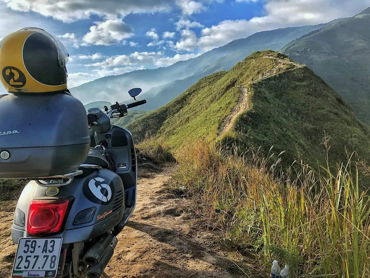 Review chinh phục sống lưng khủng long T&agrave; X&ugrave;a c&ugrave;ng chiếc Vespa GTV 10