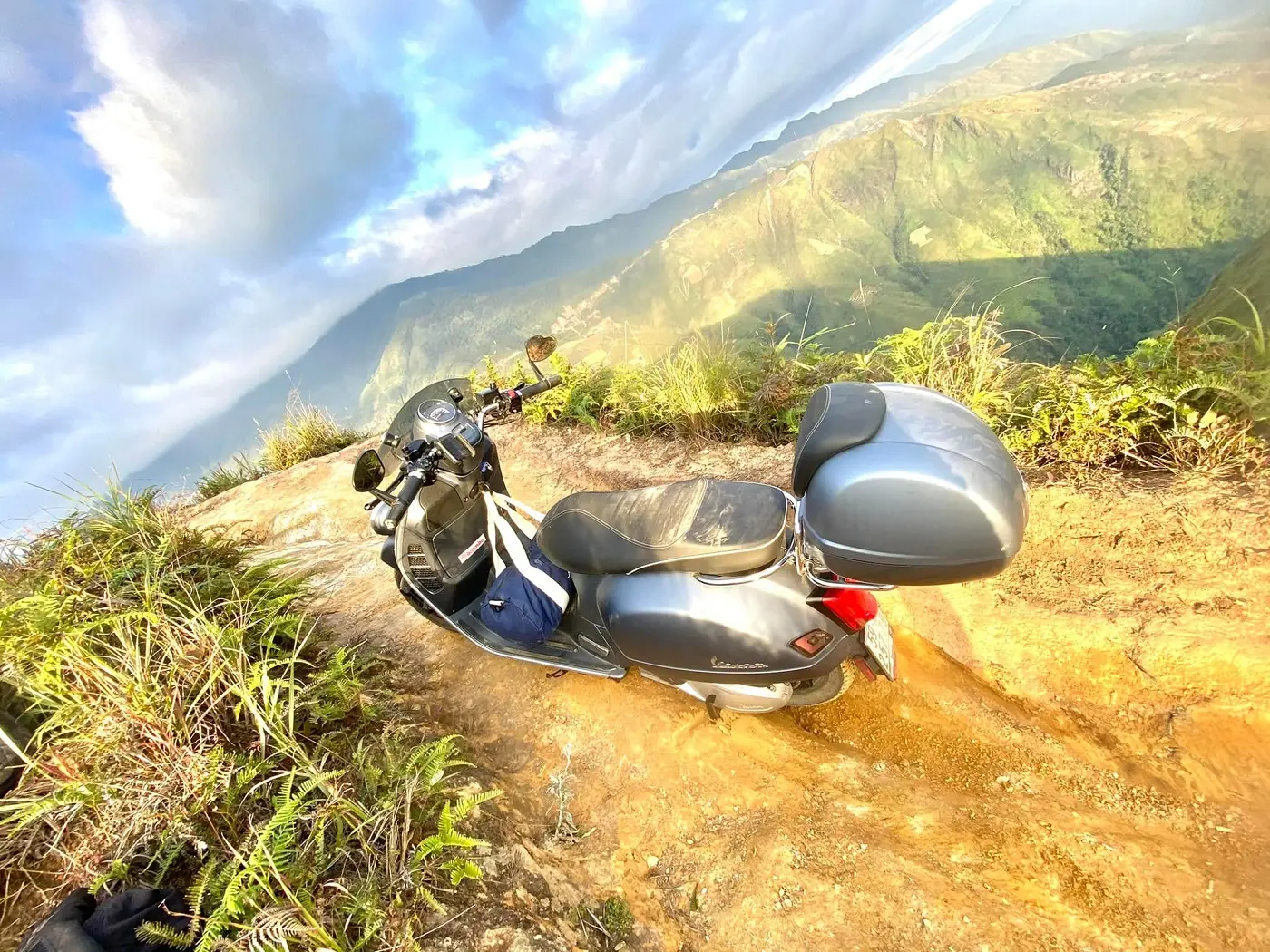 Review chinh phục sống lưng khủng long T&agrave; X&ugrave;a c&ugrave;ng chiếc Vespa GTV 16