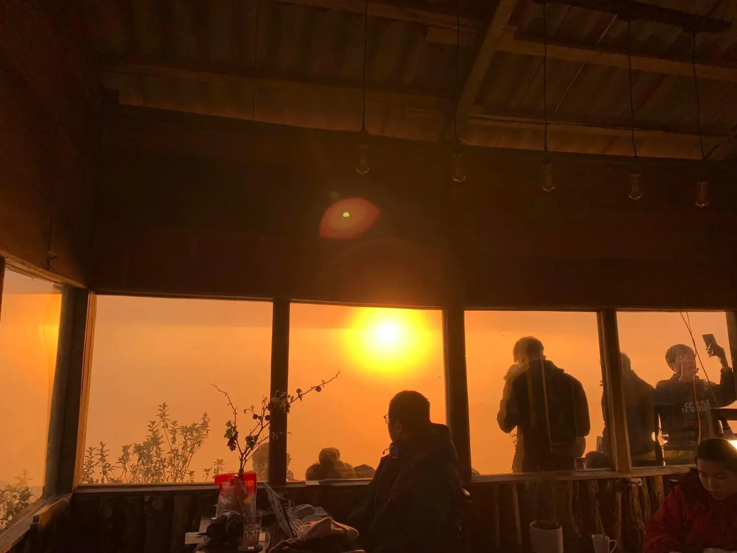 Ngắm Tà Xùa chiều hoàng hôn đẹp lung linh trong biển mây mù
